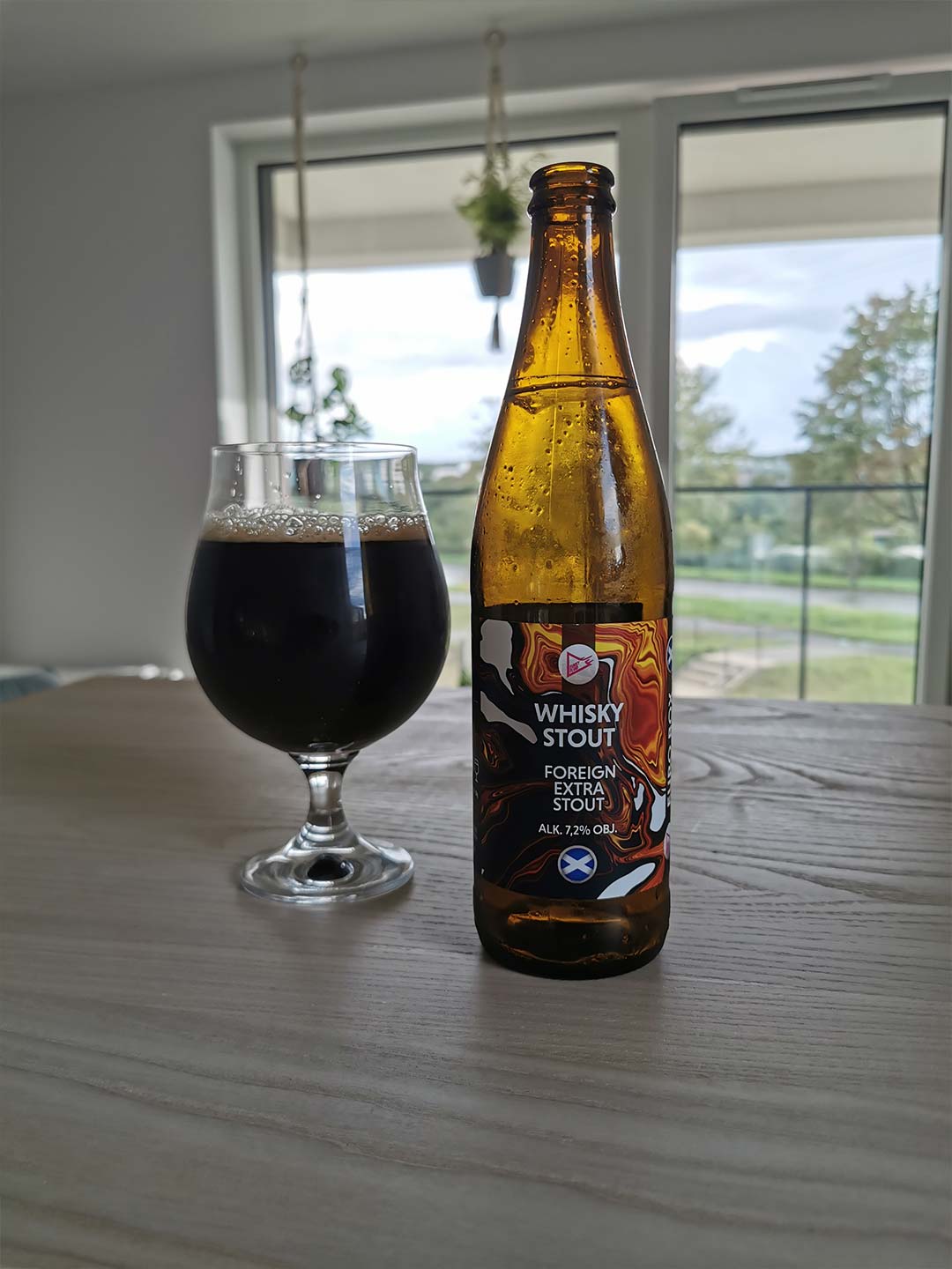 Whisky Stout (FES) z browaru Funky Fluid - butelka i kieliszek