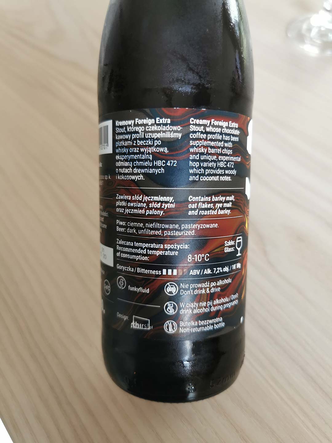 Whisky Stout (FES) z browaru Funky Fluid - butelka i kieliszek