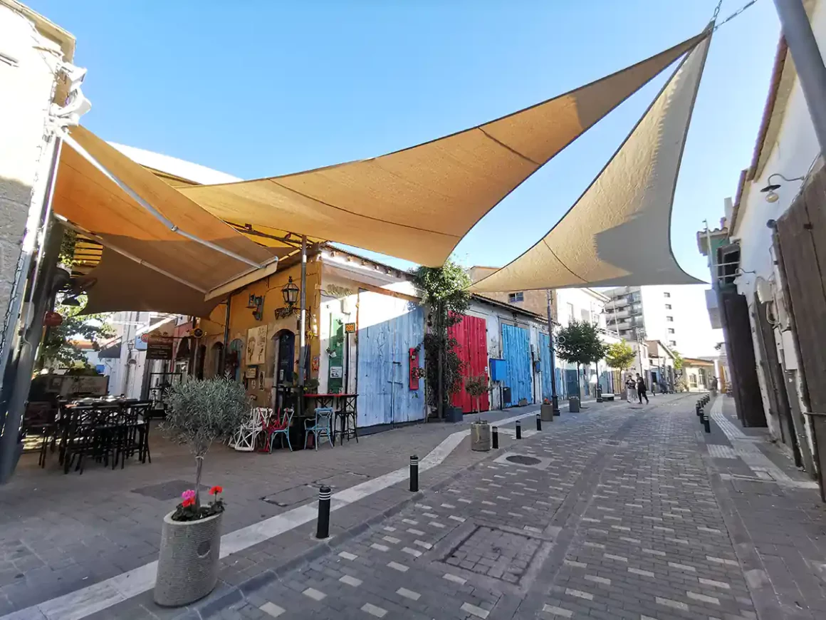 Ulica z barami w Larnace