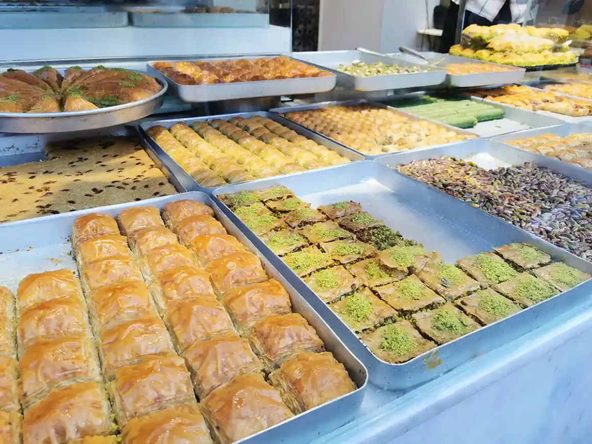 Citybreak na Cyprze - stoisko z lokalnymi słodyczami na Ledra Street w Nikozji