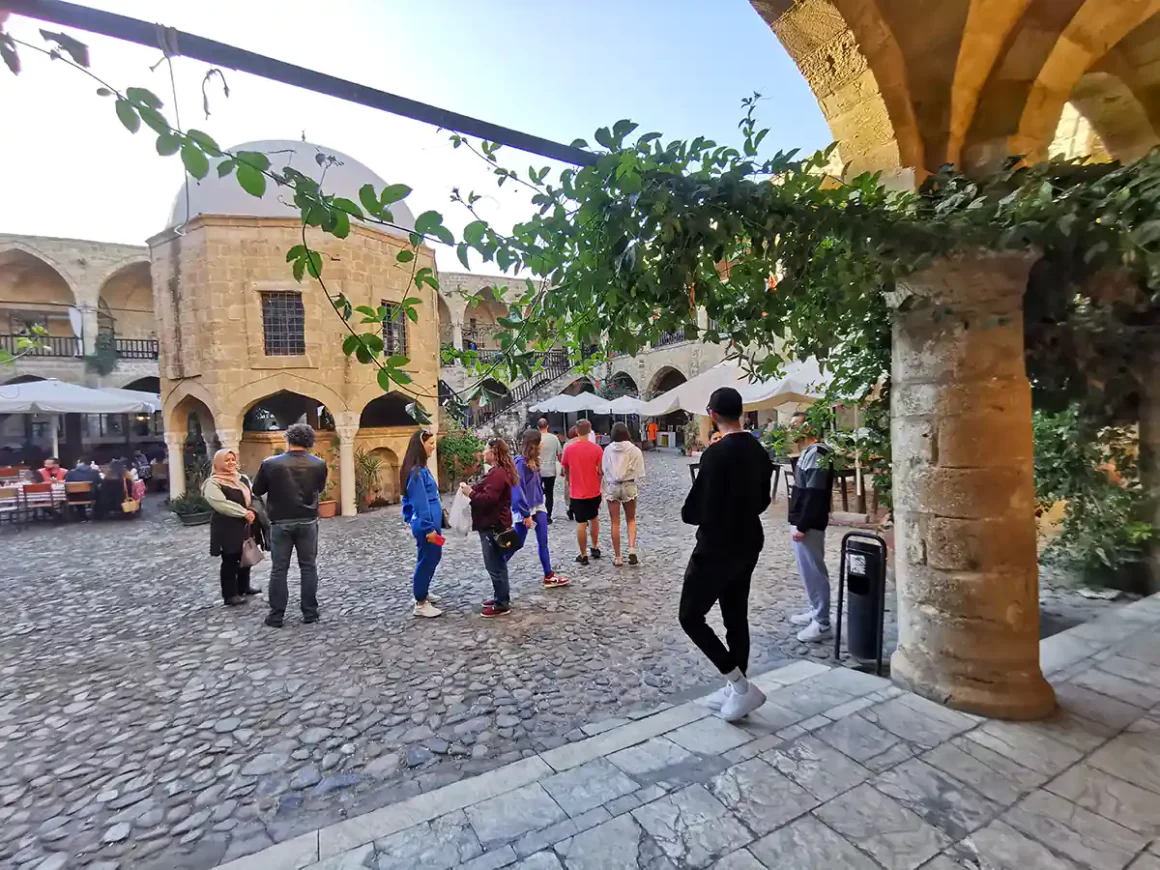 Citybreak na Cyprze - Nikozja, podwórze zabytkowej karczmy Buyuk han w Nikozji