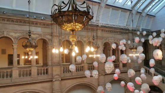 Instalacja floating heads w Kelvingrove Art Gallery and Museum (Glasgow, Szkocja)