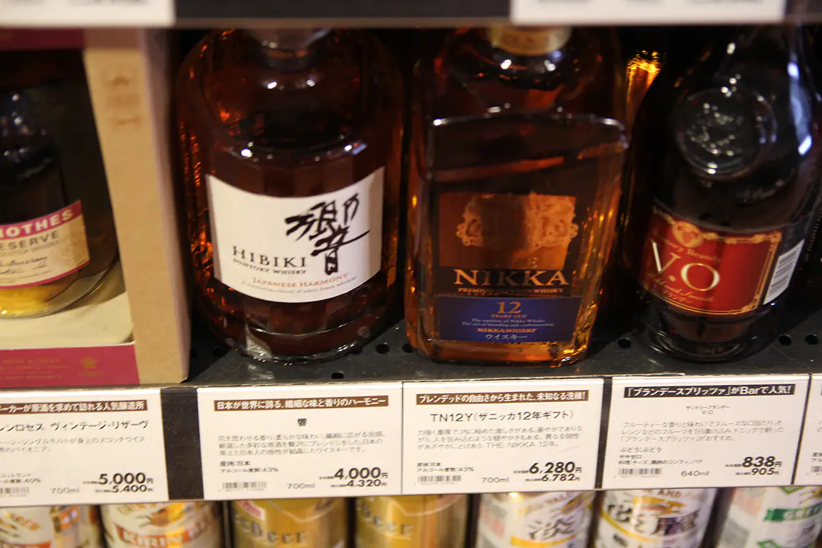 Ceny japońskiej whisky w dużym sieciowym sklepie w Tokio