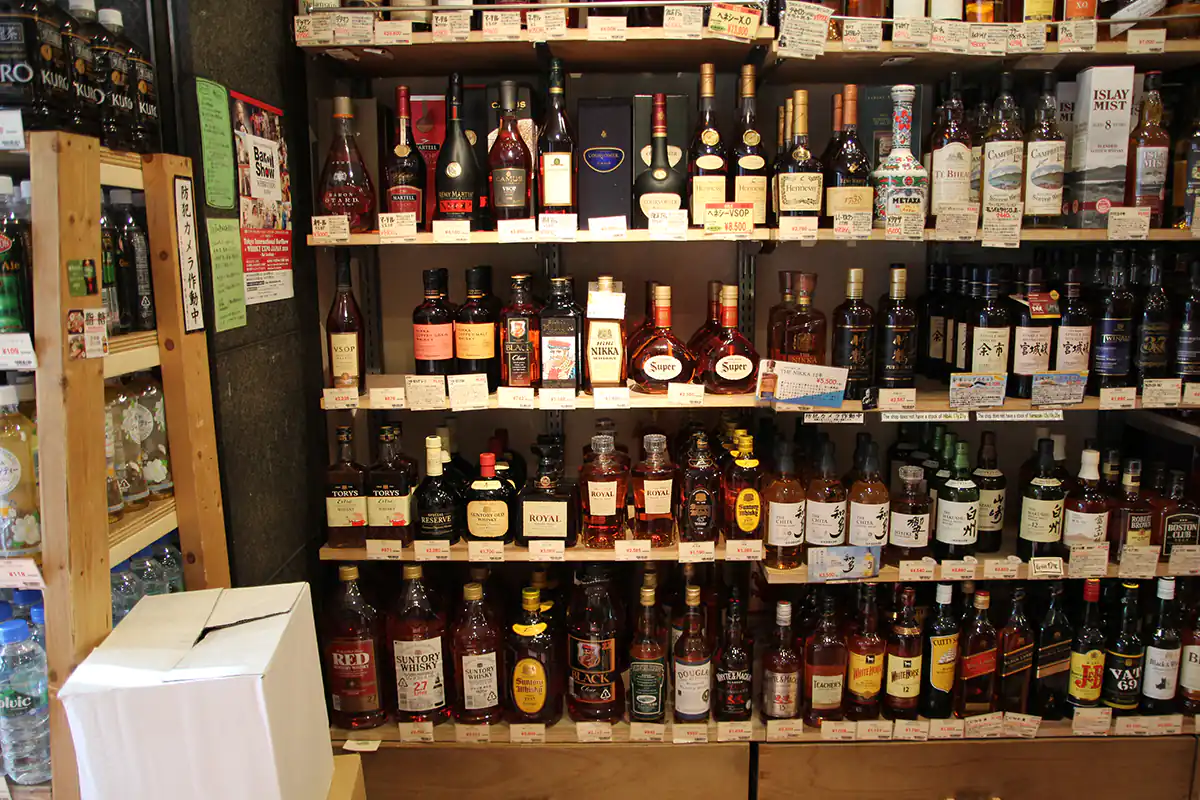 Ceny japońskiej whisky w małym sklepiku w Tokio