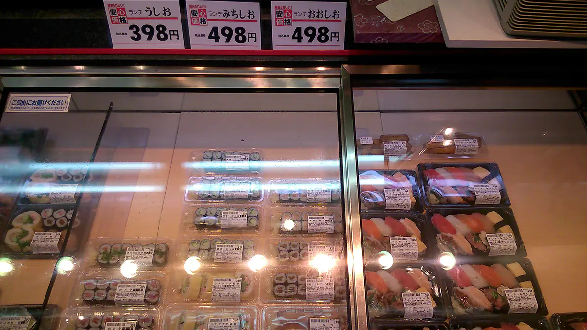 Ceny zestawów sushi w markecie w Tokio