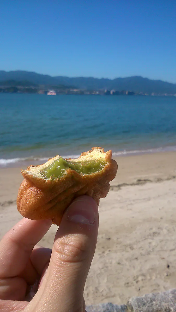 Ciastko o smaku zielonej herbaty na plaży na wyspie Miyajima