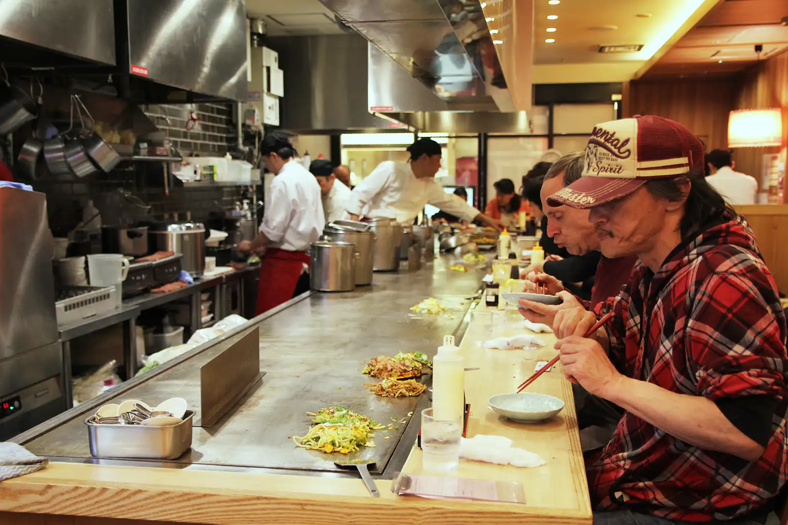 Danie okonomiyaki w restauracji Machiya na dworcu w Kioto (Japonia)