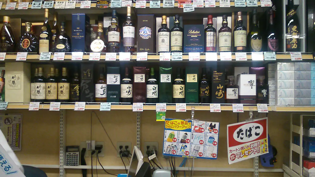 Japońska whisky w małym sklepiku w Kioto