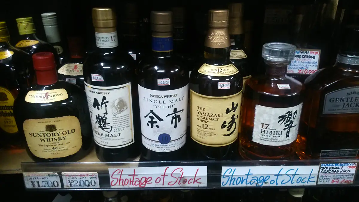 Japońska whisky w małym sklepiku w Tokio