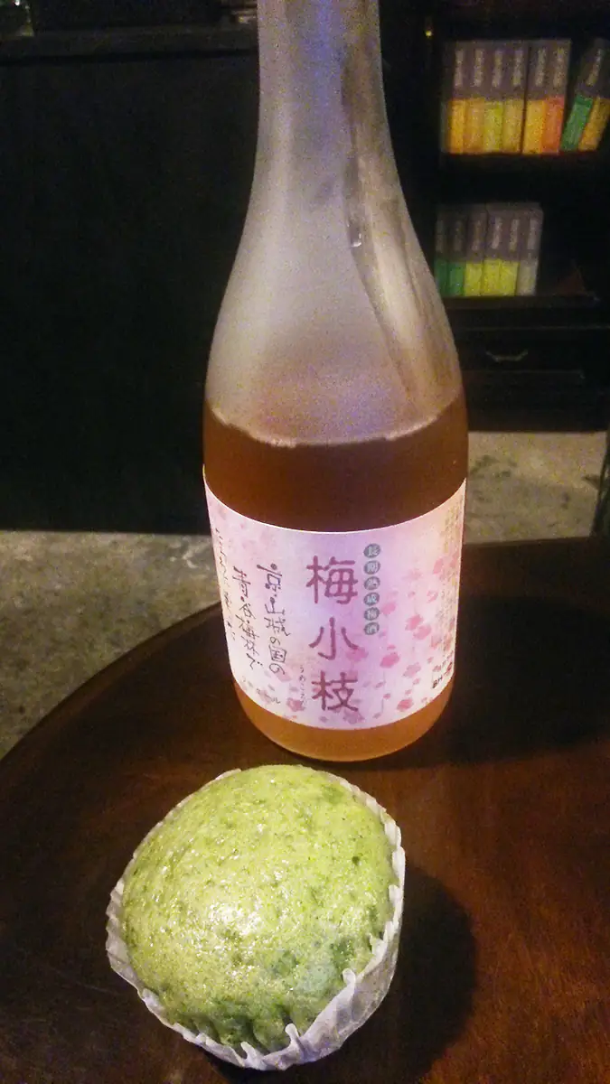 Japońskie wino Choya i ciastko o smaku zielonej herbaty