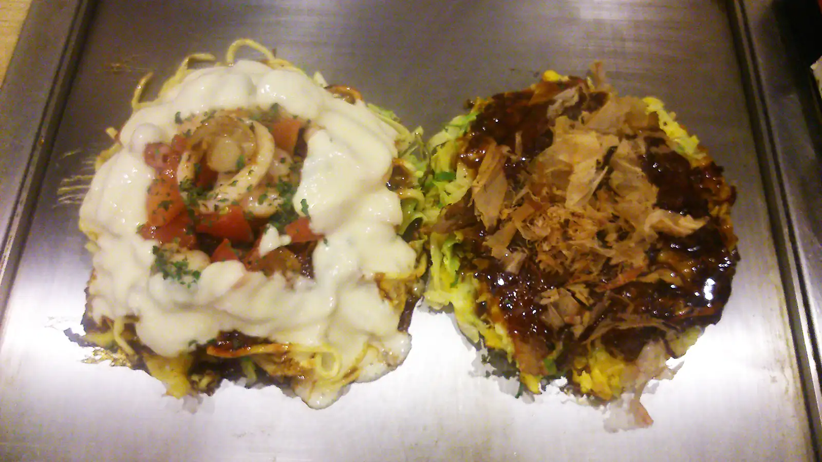 Okonomiyaki w restauracji Machiya na dworcu w Kioto (Japonia)