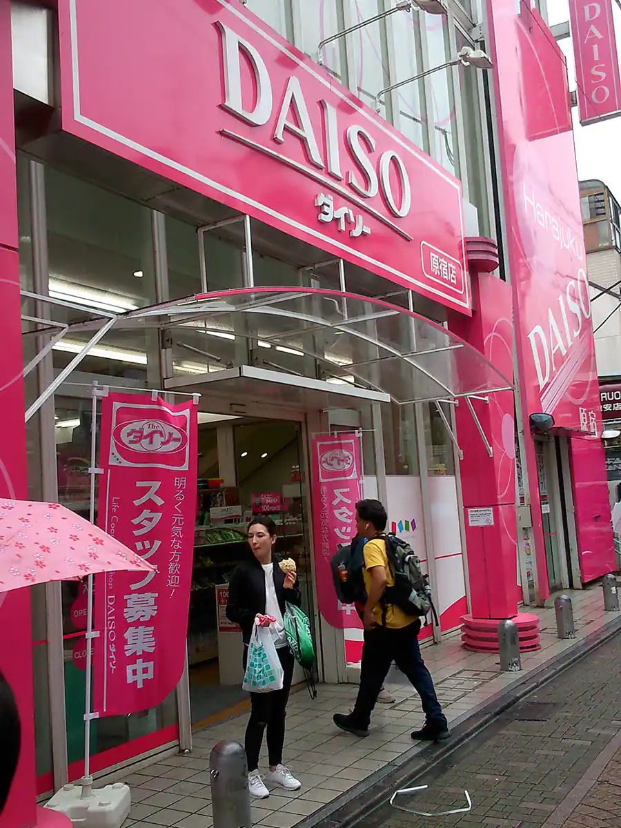 Sklep Daiso w dzielnicy Harajuku na Takeshita Street (Tokio, Japonia)