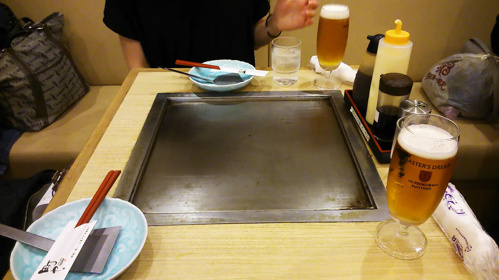 Stół do okonomiyaki w restauracji Machiya na dworcu w Kioto (Japonia)