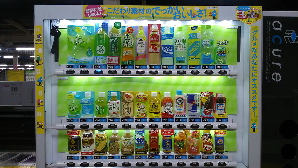 automat z napojami na stacji metra w Tokio