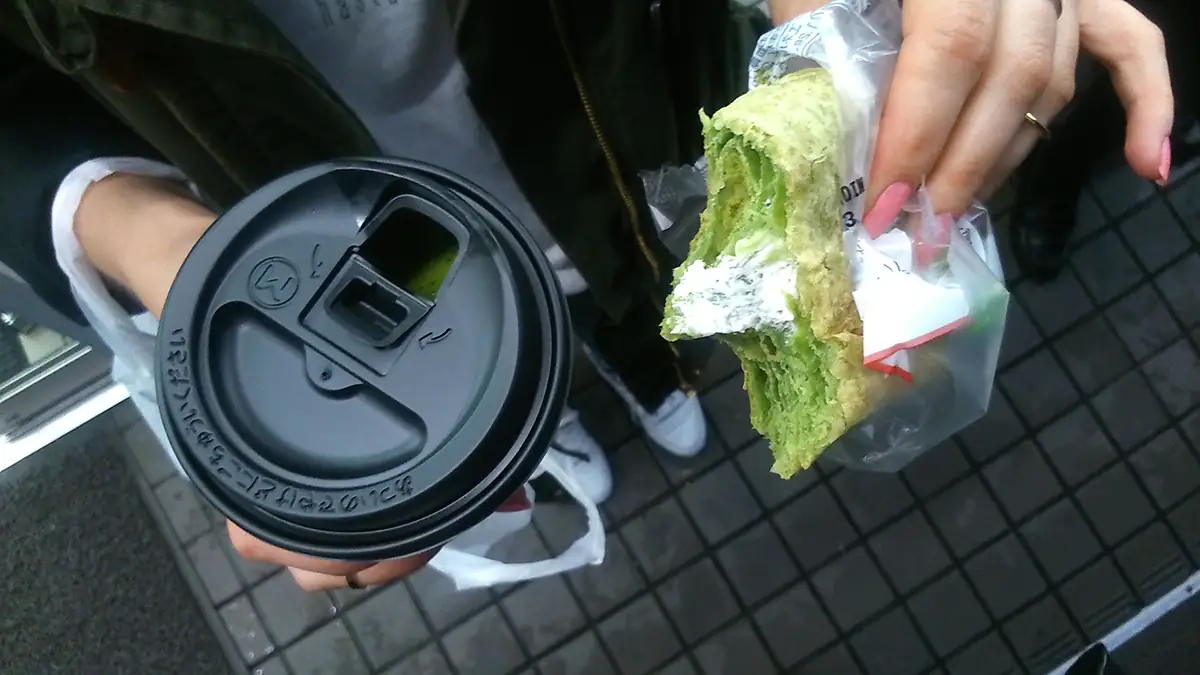 matcha latte i bułka z zieloną herbatą