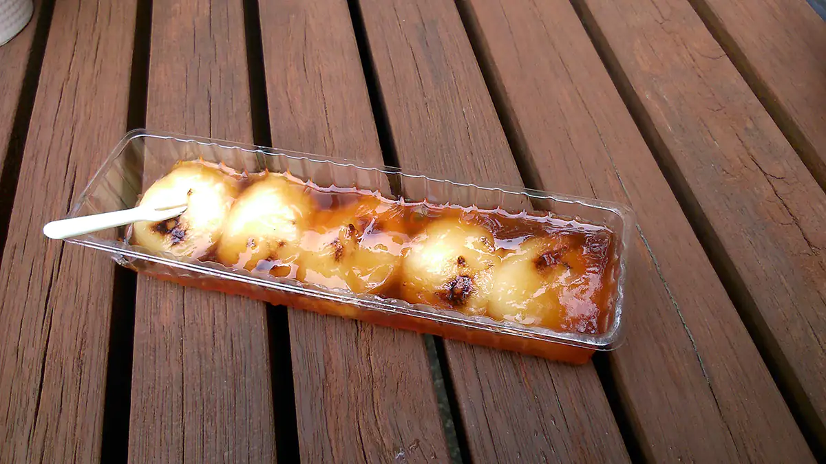 słodkie kulki ryżowe w sosie karmelowym