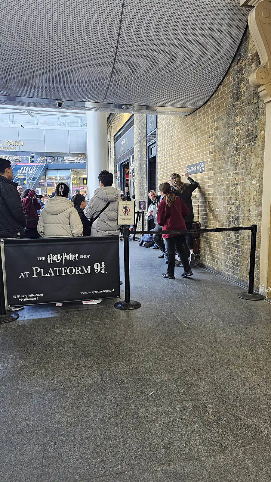 Zwiedzanie Londynu w jeden dzień - stacja King's Cross - Peron 9 i 3/4 z Harrego Pottera